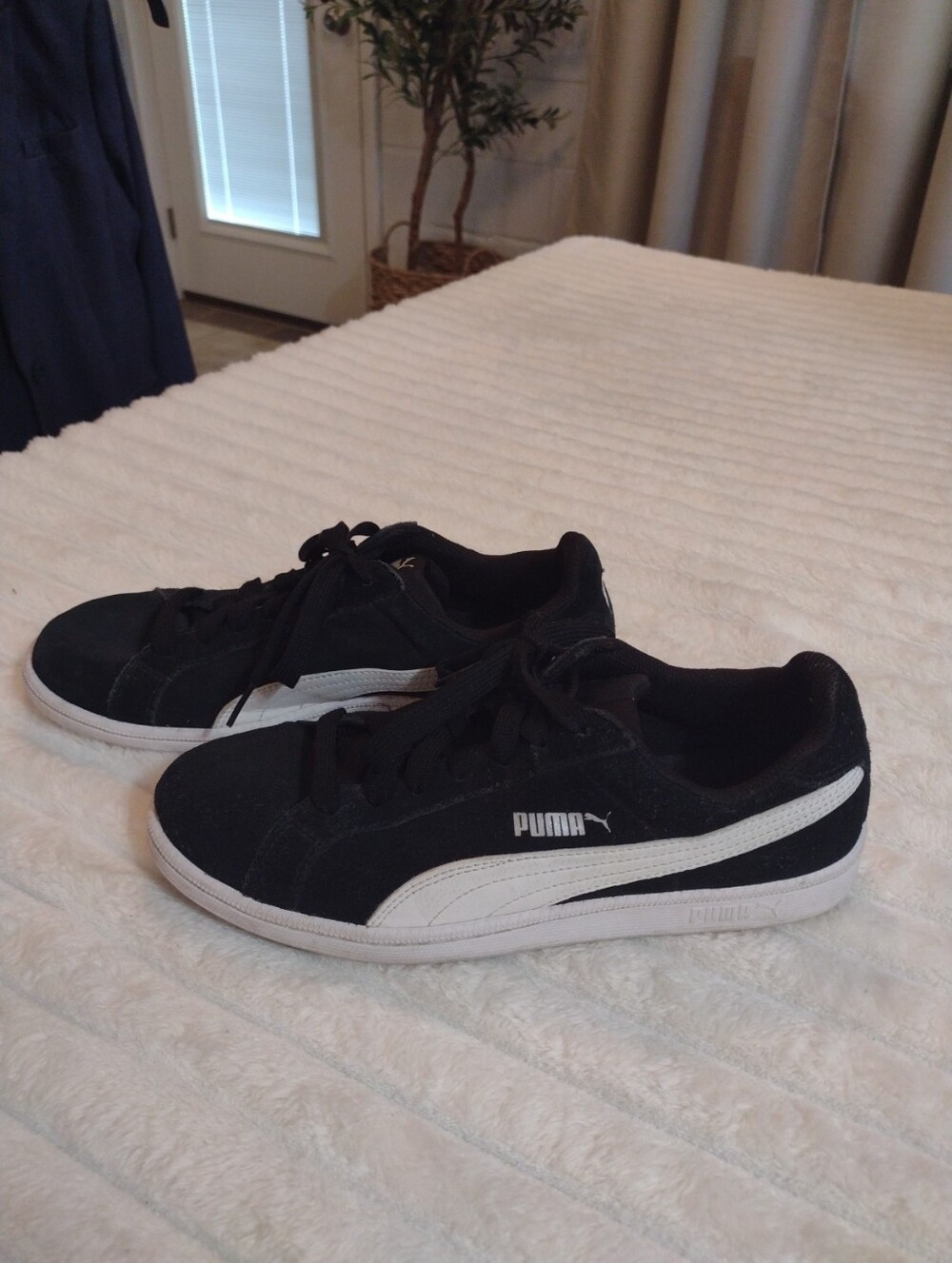 Puma Suede Sneakers Womens 8 Black White SoftFoam Comfort Low Athletic Shoe